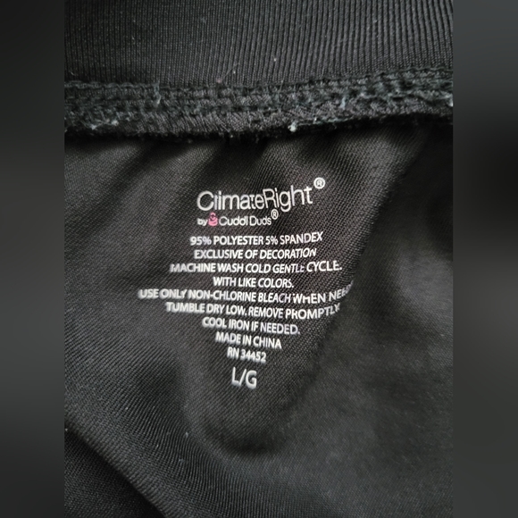 ClimateRight Scrubs by CuddleDuds. Black. Size Large - Picture 6 of 6